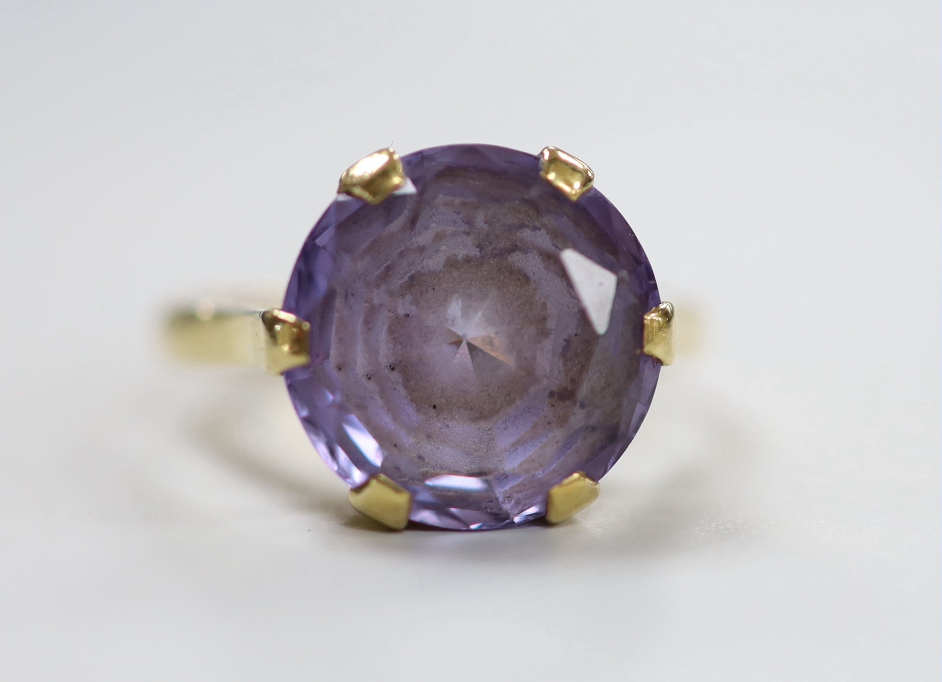 An 18ct and synthetic colour change corundum set dress ring, size O, gross weight 6.5 grams.